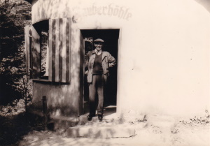 Retzel Nikolaus 1895 1966 i.d. Zauberhöhle im Niederwald klein